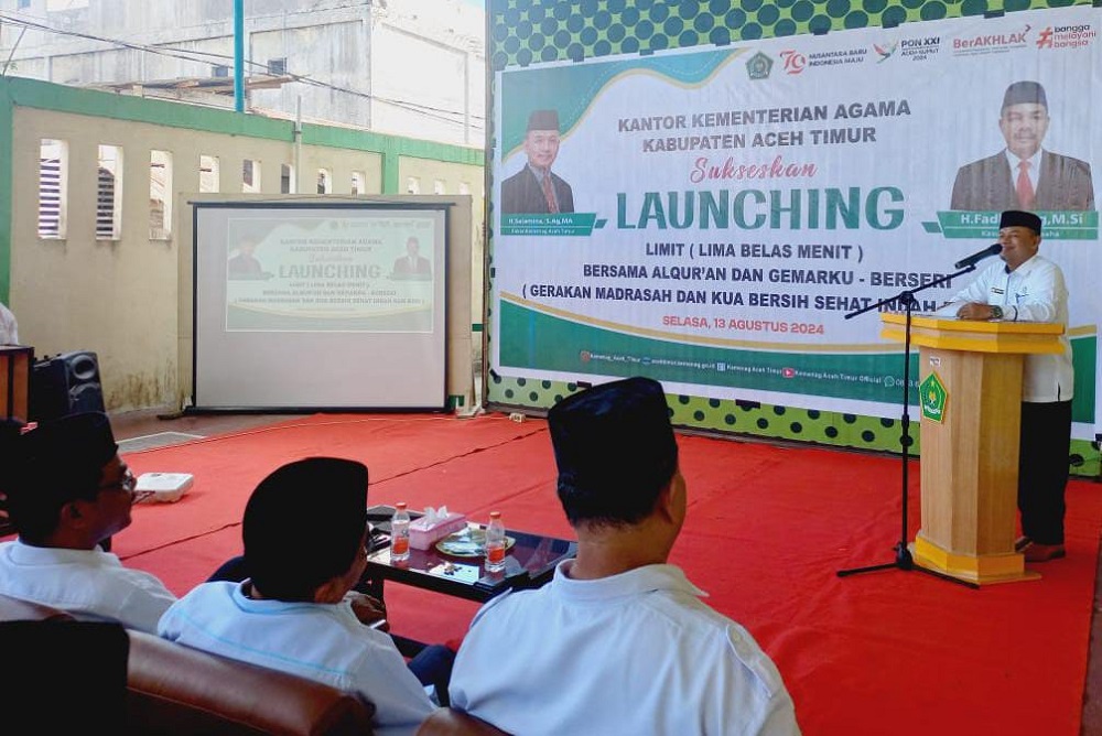 Kepala Kankemenag Aceh Timur, H Salamina, S.Ag, MA, menyampaikan arahan dan bimbingan saat Lauching Limit Bersama Al-Qur'an dan Program Gemarku-Berseri di Open Room Kantor Kementerian Agama Kabupaten Aceh Timur di Idi, Selasa (13/8). Waspada/Muhammad Ishak