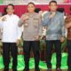 Kapolres Pematangsiantar AKBP Yogen Heroes Baruno (empat kiri) pose bersama Ketua Bawaslu Nanang Wahyudi Harahap (tiga kanan) dan lainnya saat Rakor lintas sektoral Operasi Mantap Praja 2024 dalam Pilkada gubernur dan wakil gubernur serta wali kota dan wakil wali kota di wilayah hukum Polres dan Rakor berlangsung di Convention Hall, Siantar Hotel, Jl. WR. Supratman, Rabu (14/8).(Waspada-Ist).
