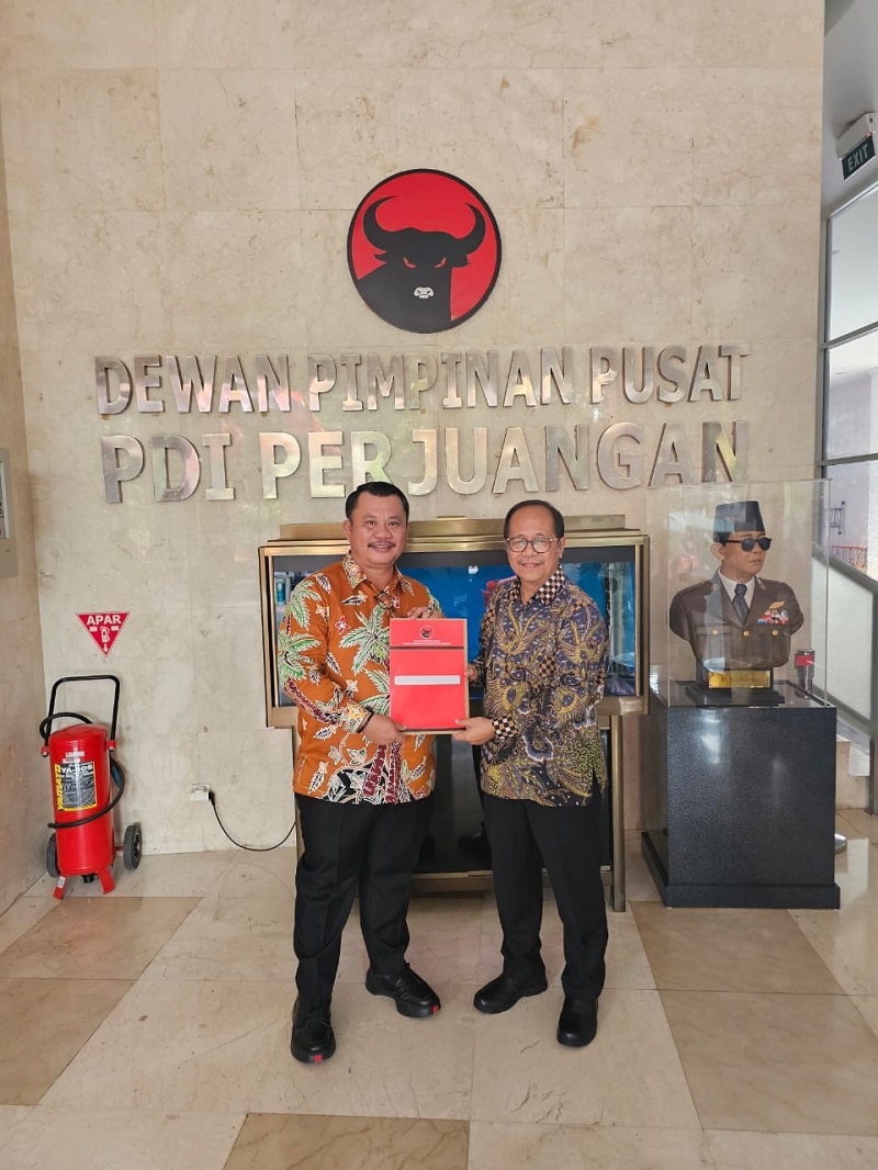 Pasangan Sowa'a Laoli, SE, M.Si - Marthinus Lase, SH mendapat dukungan dan rekomendasi dari DPP PDI Perjuangan untuk maju pada Pilkada Kota Gunungsitoli, Rabu (14/8). Waspada/Ist