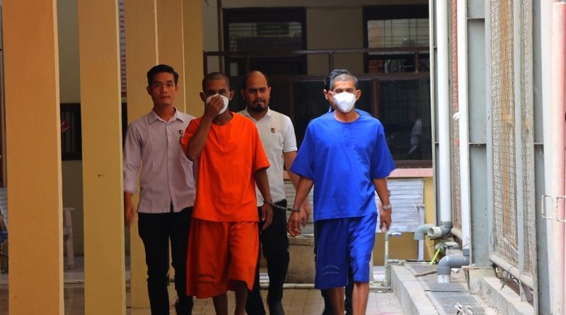 Dua pelaku pemakai sabu dan pembobol rumah kosong sedang digelandang petugas menuju sel Mapolresta Banda Aceh. (Waspada/Zafrullah)