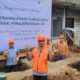 Peletakan batu pertama pembagunan Sumur Bor dan penampungan air bersih di Desa Palsabolas dilaksanakan Kapolres Tapsel AKBP Yasir Ahmadi bersama staf PT TPL sektor Tapsel.(Waspada/Ist)