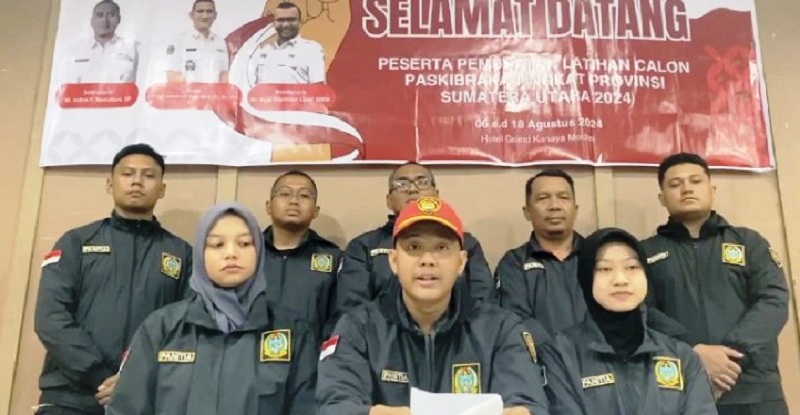 Tangkap layar Naufal Panggabean didampingi pengurus PPI Sumut, saat membacakan pernyataan sikap mengecam larangan hijab Paskibraka. WAspada/Ist