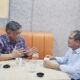 Balon Bupati Deliserdang HM Ali Yusuf Siregar saat bersilaturahmi dengan Ance Selian. (Waspada/Edward Limbong)