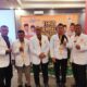 Ketua DPD PKS Rasmanuddin H. Rahamin, SE dan dua anggota DPRK Simeulue terpilih dan salah satu rekan mereka foto bersama di sela kegiatan pelatihan kemarin. Waspada/Ist