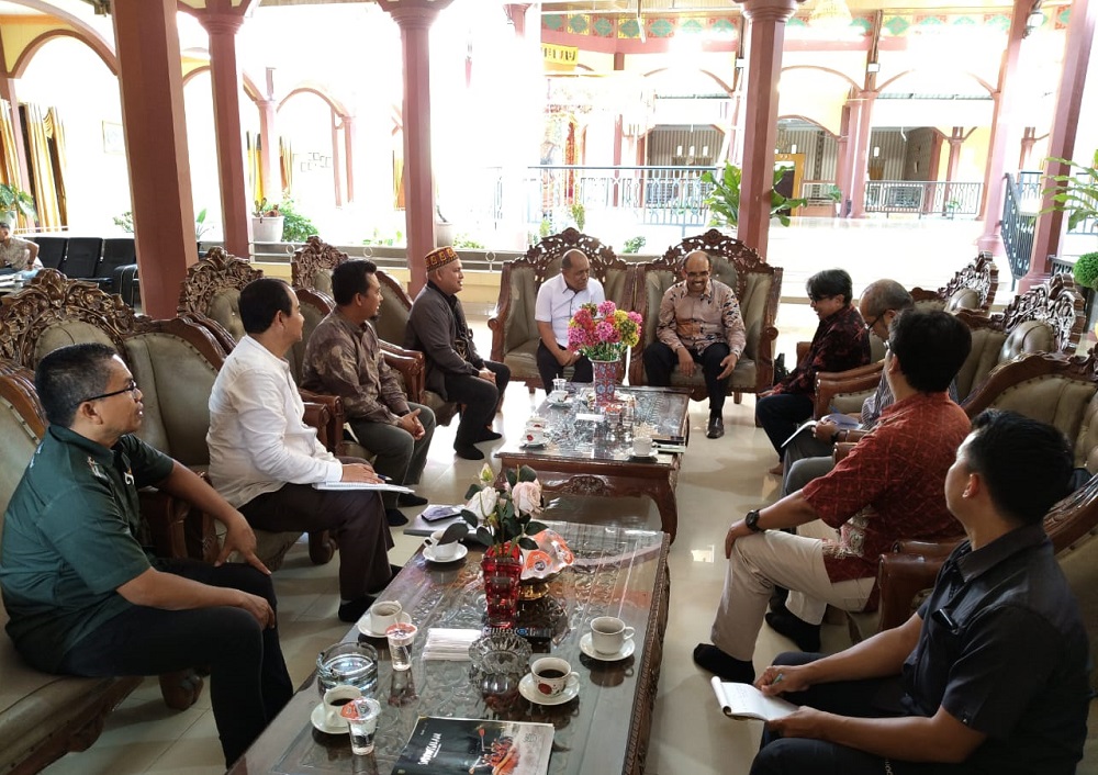 Pj Wali Kota Azhari saat menerima dan mendengarkan pemaparan singkat hasil kajian akademik hutan adat Singgersing, Kemukiman Batu-Batu oleh tim Pusat Riset Hukum, Islam, dan Adat (PRHIA) Universitas Syiah Kuala (USK) yang diketuai oleh Prof. Dr. Azhari, S.H, M.CL, MA di Pendopo Kota Subulussalam, Kamis, (1/8). (Waspada/Ist)