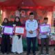 Kadis Syariat Islam Pendidikan Dayah Aceh Singkil, H Aslinuddin saat menyerahkan piala dan hadiah kepada pemenang MQK lll tingkat Kabupaten Aceh Singkil, di halaman Masjid Nurul Makmur Desa Pulo Sarok, Singkil. Rabu (14/8). WASPADA/Ariefh