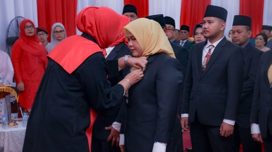 Sri Fitrah Munawaroh Nasution saat dilantik menjadi Ketua DPRD Kota Padangsidimpuan.(Waspada/Ist)