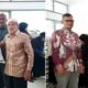 Tampak dalam gambar, Pj. Wali Kota Sabang, Andri Nourman menyerahkan beras kepada masyarakat Sabsng. (Waspada/ist)