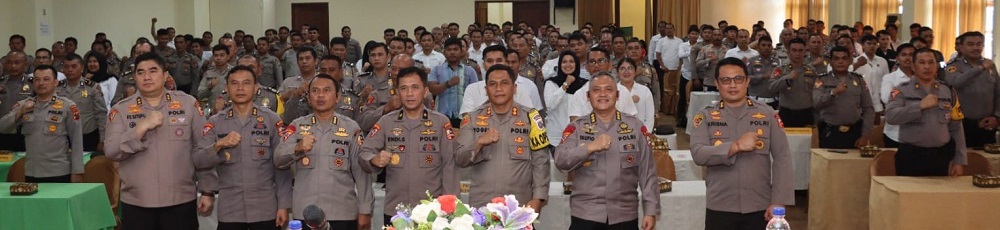 Kapolres Pematangsiantar AKBP Yogen Heroes Baruno (tiga kanan depan) pose bersama dengan peserta saat Tim Supervisi Mabes Polri melakukan pelatihan aplikasi Dors dan Ews kesiapan Operasi Mantap Praja 2024 di aula Widya Satya Brata Mapolres, Jl. Sudirman, Kamis (1/8).(Waspada-Ist).