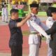 Pj Bupati Syakir saat penyematan atribut Merah Putih Garuda di dada sebelah kiri dan pemasangan kendit secara simbolik kepada satu orang anggota Paskibraka. Waspada/Seh Muhammad Amin