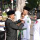 Pj. Wali Kota Sabang, Andri Nourman menyematkan Pin Merah Putih Garuda Paskibraka. (Waspada/ist)
