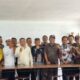 Pj. Wali Kota Padangsidimpuan Timur Tumanggor (putih tengah) bersama insan pers dalam silaturahmi jalin sinergitas kemitraan di Café Saba Ibus Hutaimbaru. (Waspada/Ist)
