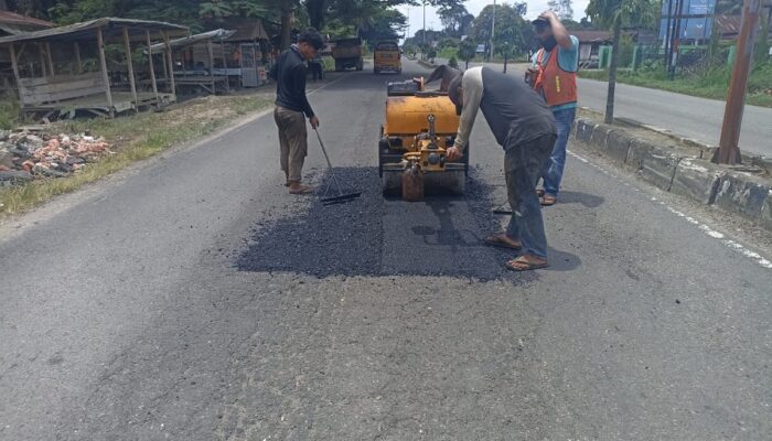 Dinas PUPR Sumut Tambal Sulam Jalan Berlubang Di Palas