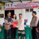 Sekcam Dolokmasihul Gazali Nur disaksikan Staf Ahli Bupati Kaharuddin, Kepala UPTD Puskesmas Dolokmasihul, dr. Risnawati Bangun, Kapolsek Dolokmasihul AKP Adolf Purba, Danramil 16/Dolokmasihul Kapten Saidun Gultom saat menyerahkan bingkisan kepada peserta donor darah, Kamis (15/8) kemarin di Puskesmas, Kel. Pekan Dolokmasihul.(Waspada/Ist)