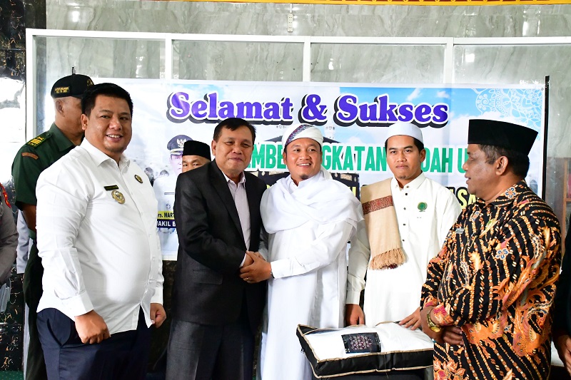 BUPATI Samosir, Vandiko Gultom berangkatkan dua orang untuk melaksanakan ibadah umroh ke Tanah Suci. Waspada/Ist.