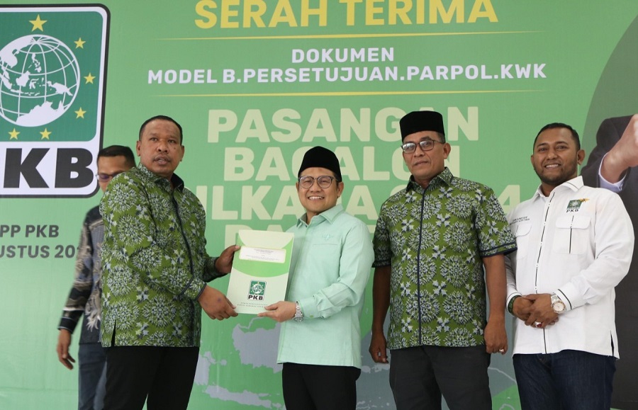 Ketua Umum PKB Abdul Muhaimin Iskandar atau Gus Imin menyerahkan rekomendasi ke H. Sulaiman (Tole) didampingi Abdul Hamid (Apong) di Jakarta, Kamis (16/8). Waspada/Ist.