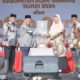 Pj Bupati Aceh Tamiang, Drs Asra saat menyerahkan piala juara umum MTQ tingkat kabupaten tahun 2024 kepada Camat Seruway, Rusni Devi A. Manullang. (Waspada/Yusri).