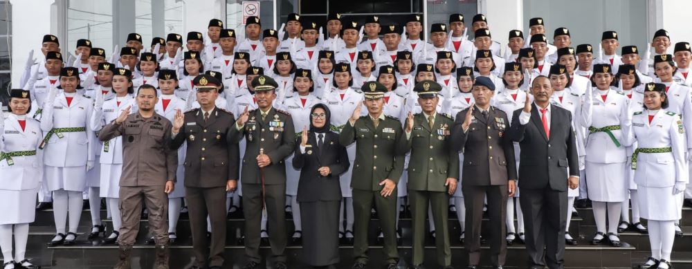 Wali Kota Susanti Dewayani (lima kanan depan) pose bersama Paskibraka Pematangsiantar 2024 dan lainnya di depan Balai Kota, Jl. Merdeka, Kamis (15/8) usai mengukuhkan Paskibraka itu di ruang serbaguna Pemko.(Waspada-Ist).