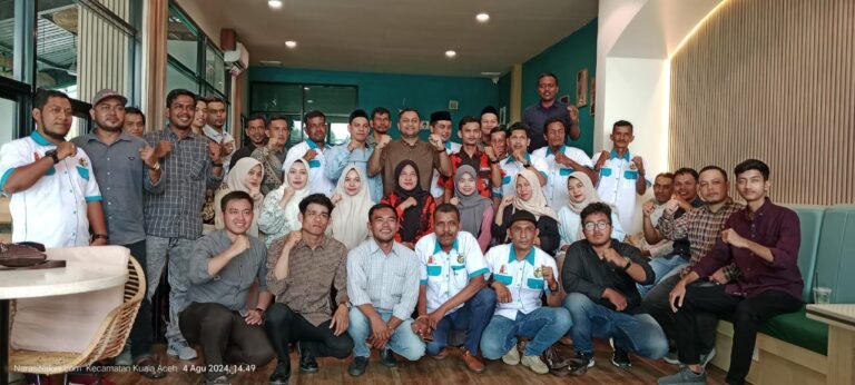 OKP dan PK dukung dan mengusulkan mendeklarasikan Said Atah sebagai calon Ketua KNPI Nagan Raya yang dilaksanakan di salah satu cafe di Kecamatan Kuala, Minggu (4/8).(Waspada/Muji Burrahman)