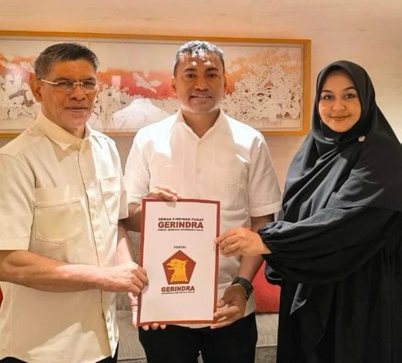 Surat rekomendasi diserahkan oleh Sekretaris Jendral DPP Partai Gerindra, H Ahmad Muzani, kepada Fazlun Hasan dan Meutia Apriani, di Kantor DPP Partai Gerindra Jakarta Selatan, Jumat 16 Agustus 2024 kemarin.Waspada/Ist