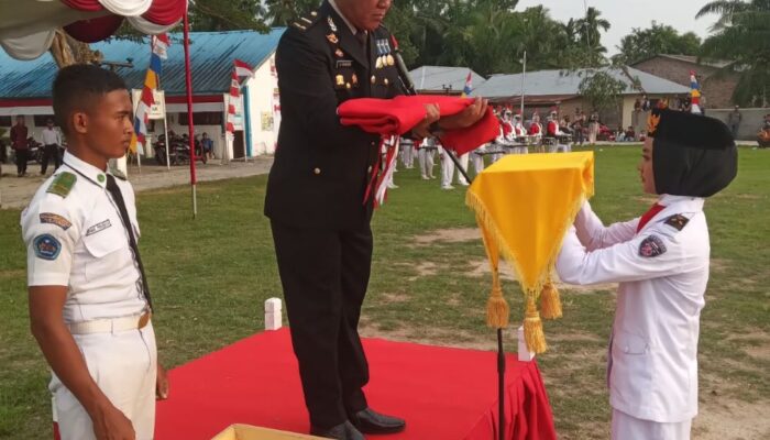 Kanitres Polsek Labuhanruku Irup Upacara Penurunan Bendera HUT RI Di Talawi