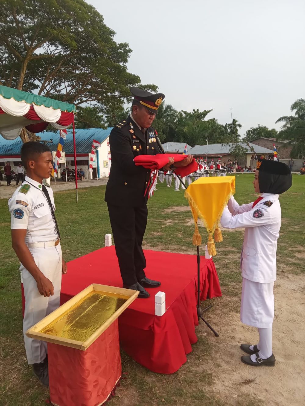 Upacara penurunan Bendera Merah Putih HUT ke-79 Kemerdekaan RI tahun 2024 Kecamatan Talawi di lapangan Labuhanruku. Waspada/Iwan Has