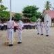 Para pelajar SMP Negeri 1 Lapang di kawasan pesisir Aceh Utara melakukan proses Pengibaran Bendera Merah Putih pada peringatan HUT ke-79 RI di halaman gedung sekolah, Sabtu (17/8). Waspada/Zainal Abidin