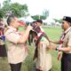 Pj Bupati Aceh Besar Muhammad Iswanto, melepaskan Id Card Peserta Kemah Budaya Aceh Besar 2024 di lapangan Bungoeng Jeumpa, Kota Jantho, Kabupaten Aceh Besar, Minggu (18/8). (Waspada/Ist)