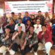Koordinator Divisi Hukum, Pencegahan, Partisipasi Masyarakat, dan Humas Bawaslu Tapsel Vernando Maruli Aruan (4 kiri tengah) dan nara sumber Mohot Lubis (4 kanan tengah) foto bersama dengan peserta sosialisasi pengawasan partisipatif di Sopo Namora, Sumuran, Kecamatan Sipirok, Tapsel, Senin (5/8). Waspada/ist