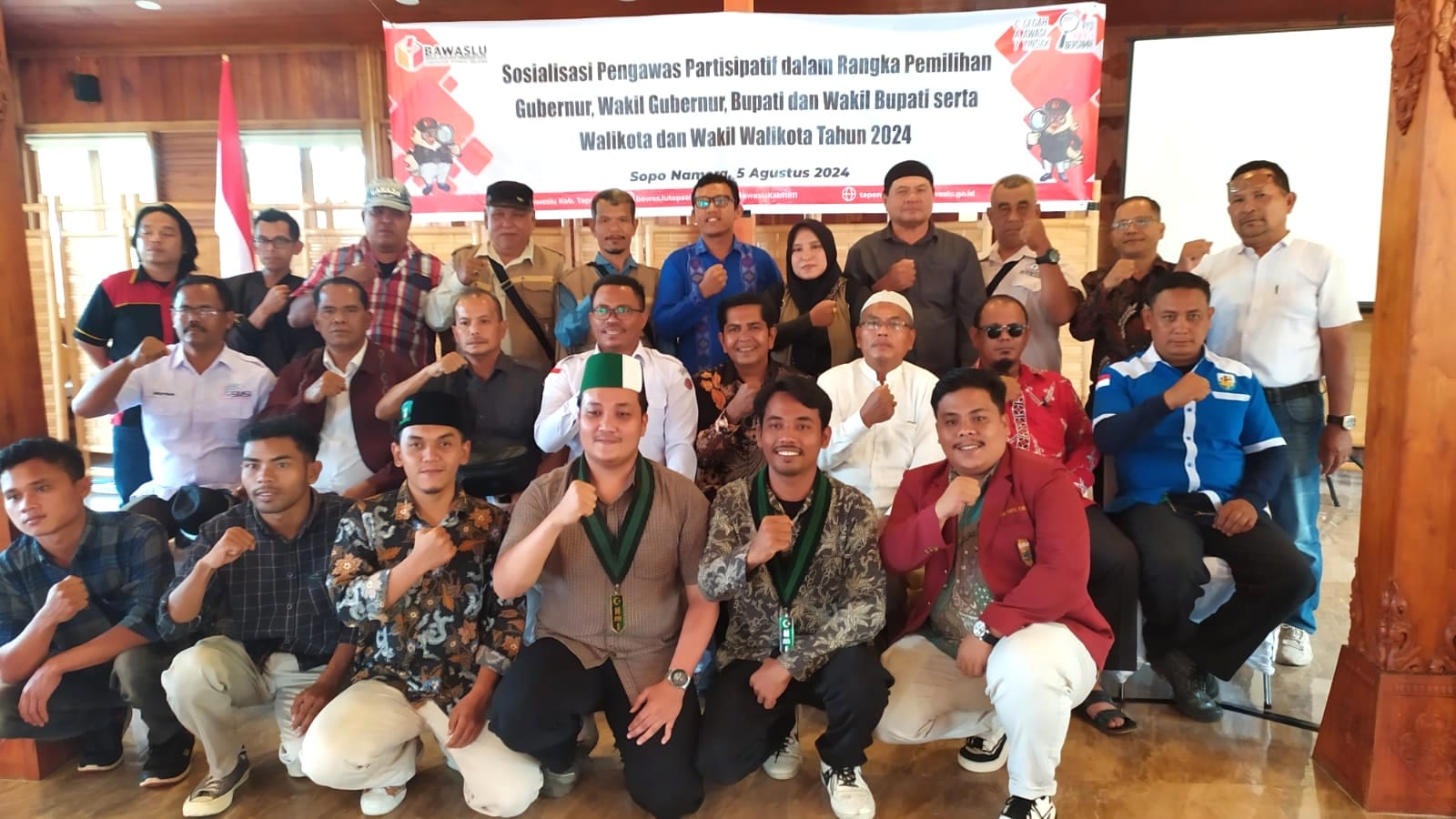 Koordinator Divisi Hukum, Pencegahan, Partisipasi Masyarakat, dan Humas Bawaslu Tapsel Vernando Maruli Aruan (4 kiri tengah) dan nara sumber Mohot Lubis (4 kanan tengah) foto bersama dengan peserta sosialisasi pengawasan partisipatif di Sopo Namora, Sumuran, Kecamatan Sipirok, Tapsel, Senin (5/8). Waspada/ist