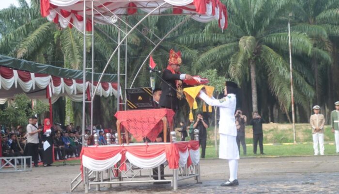 Berbusana Adat Karo, Bupati Darma Wijaya Jadi Irup HUT Ke-79 RI