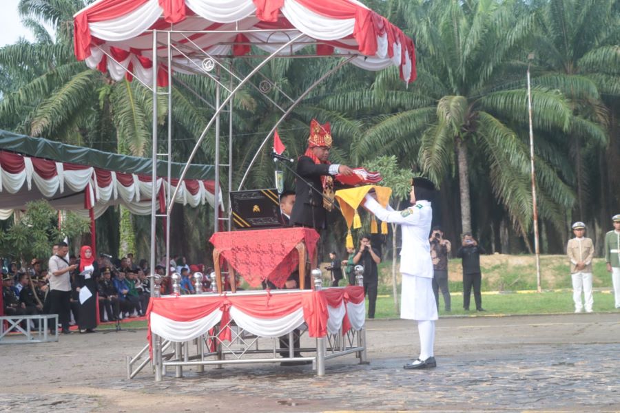 Memakai busana adat Karo, Bupati Sergai Darma Wijaya menjadi Irup HUT ke-79 RI. Waspada/ist