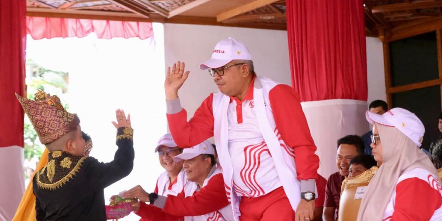 Pj. Gubernur Aceh, Bustami Hamzah, menyapa peserta pawai saat menghadiri pawai HUT ke-79 Kemerdekaan RI bersama Forkopimda Aceh, yang diikuti 4.681 orang pelajar dari berbagai Sekolah di Kota Banda Aceh, di halaman Kantor Gubernur Aceh, Banda Aceh, Minggu, (18/8). (Waspada/Zafrullah)