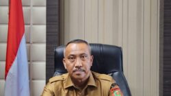 Hasil Seleksi Calon Anggota BMK Subulussalam Dinilai Sarat Masalah Khairul Boangmanalu 190824 SUBULUSSALAM (Waspada): Hasil seleksi Calon Anggota Baitul Mal Kota (BMK) Subulussalam yang dilakukan Tim Seleksi (Timsel) Independen dinilai sarat masalah, baik saat penjaringan berkas, seleksi hingga penetapan calon yang disampaikan kepada Pj. Wali Kota. Demikian sejumlah sumber enggan disebut nama kepada Waspada, Sabtu (17/8).  Bahkan beberapa calon anggota merasa dirugikan akibat hal ini menyurati Pj. Wali Kota, Komisi D DPRK dan Timsel Independen, 15 Agustus 2024, perihal Keberatan Terhadap Tim Independen Seleksi Calon Keanggotaan Badan Baitul Mal Kota Subulussalam' (salinan surat diterima Waspada). Dikatakan, dari 15 calon dinyatakan lulus seleksi dan diserahkan kepada Pj. wali kota untuk diajukan delapan orang ke DPRK diindikasi melanggar aturan. Pasalnya, ada yang tercatat sebagai Caleg Subulussalam pada Pileg lalu, bahkan aktif sebagai pengurus parpol. Alasan pembatalan pemohon, yakni Timsel menerima berkas tidak teliti sehingga ada peserta bakal calon tidak memenuhi kriteria pada huruf I dan H sesuai Pengumuman tentang Pendaftaran Seleksi Calon Anggota BMK. Kedua tim bekerja tidak profesional, berakibat para pemohon merasa dirugikan dan ketiga timsel tidak memunculkan nilai dari hasil tes wawancara. Karenanya patut diduga timsel telah mencederai asas-asas keterbukaan atau menyalahgunakan wewenang dalam jabatan. Karenanya mereka minta dibatalkan hasil seleksi, SK Pembentukan Tim Seleksi, bentuk tim seleksi dan laksanakan seleksi baru, buka hasil setiap tahapan yang dilaksanakan, gugurkan secara otomatis calon yang tidak memenuhi kriteria (hurif H dan I). Atau kembali lakukan seleksi secara terbuka dari setiap tahapan. Sekda Subulussalam, H. Sairun, S.Ag, M.Si (foto) dikonfirmasi, Minggu (18/8) terkait rekrut BMK mengaku belum pernah dipanggil Pj. Wali Kota Subulussalam. Namun mendapat informasi jika delapan nama calon yang masuk ke DPRK tanpa melalui dirinya. "Tidak ada masuk ke meja saya untuk diparaf," jelas Sairun mencium indikasi dari sejumlah calon yang lulus pernah menjadi Caleg DPRK dan masih aktif Pengurus Parpol. Dikatakan, secara aturan Pengurus Parpol tidak dibolehkan menjadi Pengurus BMK. Menyikapi pemberitaan soal BMK, Sairun tegaskan telah mengirim pesan kepada Pj. Wali Kota dan meminta untuk sementara tidak menandatangani usulan delapan orang ke DPRK sebelum diklariifikasi ke Tim Pansel.  Alasan dia, hasil identifikasi pihaknya ada masalah sehingga tidak tertutup kemungkinan dibatalkan dan diulang. Soal isu politisasi dalam rekrut, ia memastikan tak masuk di ranah itu. Dia berharap, Komisionar BMK terpilih memiliki integritas karena lembaga ini mengurus harta umat, melalui ZIS. (b17)