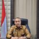 Hasil Seleksi Calon Anggota BMK Subulussalam Dinilai Sarat Masalah Khairul Boangmanalu 190824 SUBULUSSALAM (Waspada): Hasil seleksi Calon Anggota Baitul Mal Kota (BMK) Subulussalam yang dilakukan Tim Seleksi (Timsel) Independen dinilai sarat masalah, baik saat penjaringan berkas, seleksi hingga penetapan calon yang disampaikan kepada Pj. Wali Kota. Demikian sejumlah sumber enggan disebut nama kepada Waspada, Sabtu (17/8).  Bahkan beberapa calon anggota merasa dirugikan akibat hal ini menyurati Pj. Wali Kota, Komisi D DPRK dan Timsel Independen, 15 Agustus 2024, perihal Keberatan Terhadap Tim Independen Seleksi Calon Keanggotaan Badan Baitul Mal Kota Subulussalam' (salinan surat diterima Waspada). Dikatakan, dari 15 calon dinyatakan lulus seleksi dan diserahkan kepada Pj. wali kota untuk diajukan delapan orang ke DPRK diindikasi melanggar aturan. Pasalnya, ada yang tercatat sebagai Caleg Subulussalam pada Pileg lalu, bahkan aktif sebagai pengurus parpol. Alasan pembatalan pemohon, yakni Timsel menerima berkas tidak teliti sehingga ada peserta bakal calon tidak memenuhi kriteria pada huruf I dan H sesuai Pengumuman tentang Pendaftaran Seleksi Calon Anggota BMK. Kedua tim bekerja tidak profesional, berakibat para pemohon merasa dirugikan dan ketiga timsel tidak memunculkan nilai dari hasil tes wawancara. Karenanya patut diduga timsel telah mencederai asas-asas keterbukaan atau menyalahgunakan wewenang dalam jabatan. Karenanya mereka minta dibatalkan hasil seleksi, SK Pembentukan Tim Seleksi, bentuk tim seleksi dan laksanakan seleksi baru, buka hasil setiap tahapan yang dilaksanakan, gugurkan secara otomatis calon yang tidak memenuhi kriteria (hurif H dan I). Atau kembali lakukan seleksi secara terbuka dari setiap tahapan. Sekda Subulussalam, H. Sairun, S.Ag, M.Si (foto) dikonfirmasi, Minggu (18/8) terkait rekrut BMK mengaku belum pernah dipanggil Pj. Wali Kota Subulussalam. Namun mendapat informasi jika delapan nama calon yang masuk ke DPRK tanpa melalui dirinya. "Tidak ada masuk ke meja saya untuk diparaf," jelas Sairun mencium indikasi dari sejumlah calon yang lulus pernah menjadi Caleg DPRK dan masih aktif Pengurus Parpol. Dikatakan, secara aturan Pengurus Parpol tidak dibolehkan menjadi Pengurus BMK. Menyikapi pemberitaan soal BMK, Sairun tegaskan telah mengirim pesan kepada Pj. Wali Kota dan meminta untuk sementara tidak menandatangani usulan delapan orang ke DPRK sebelum diklariifikasi ke Tim Pansel.  Alasan dia, hasil identifikasi pihaknya ada masalah sehingga tidak tertutup kemungkinan dibatalkan dan diulang. Soal isu politisasi dalam rekrut, ia memastikan tak masuk di ranah itu. Dia berharap, Komisionar BMK terpilih memiliki integritas karena lembaga ini mengurus harta umat, melalui ZIS. (b17)