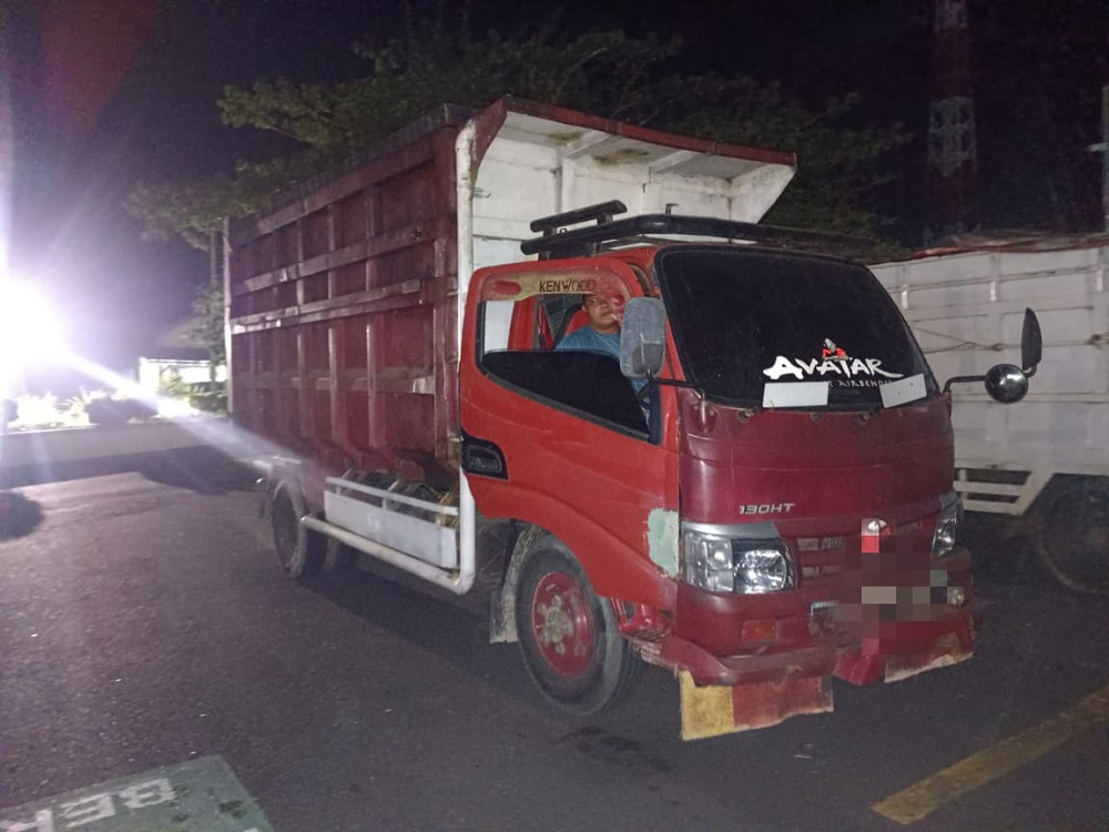 Truk pengangkut minyak mentah ilegal yang diamankan Polres Aceh Tamiang, Jumat (2/8). (Waspada/ Yusri)