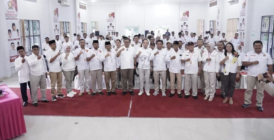 Berfoto bersama usai pembukaan Rakorcab DPC Partai Gerindra Deliserdang. (Waspada/ist)