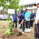 Kadis Parpora Kabupaten Aceh Besar Abdullah menanam pohon di LPI Dayah Ulee Titi, Siron, Lamgarot, Kecamatan Ingin Jaya, Aceh Besar, Minggu (18/8). (Waspada/Ist)