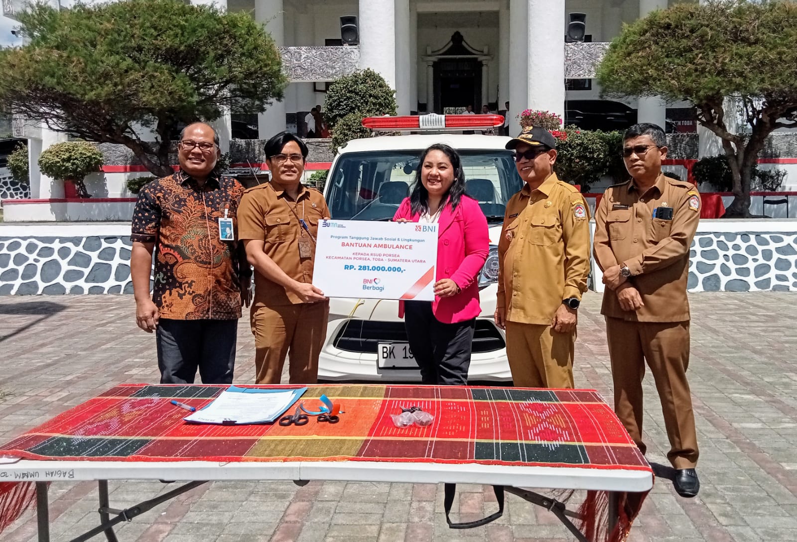 Pgs. Area Head III BNI W01 Henry Sibarani bersama Branch Manager BNI Balige Talenta Lya Nuarita Butar Butar menyerahkan satu ambulans bantuan Bank BNI, Tbk kepada Pemkab Toba yang diterima Dirut RSUD Porsea, dr. Tommy Candilala Siahaan dan Bupati Toba, Poltak Sitorus, Senin (5/8). Waspada/Ramsiana Gultom