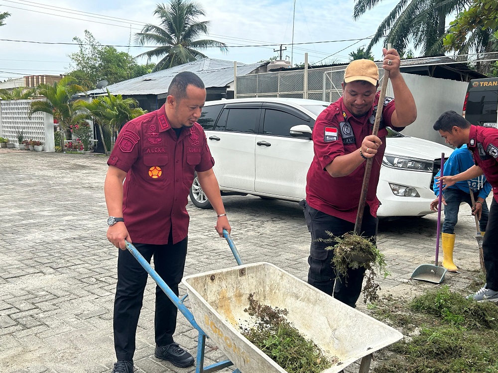 JALANNYA kegiatan bersih-bersih di lingkungan Lapas Kelas IIA Labuhan Ruku, dalam rangka menyambut Hari Pengayoman ke-79. Waspada/Ist