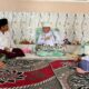 Pimpinan Dayah Bustanul Huda Julok, Tgk H Muhammad Ali atau Abu Paya Pasi (2 kanan) bersama Tgk H Zainuddin atau Abah Zain Sarah Teubee (kiri) dan beberapa ulama muda lainnya berdiskusi di Komplek Dayah Bustanul Huda Julok, Aceh Timur, Sabtu (17/8). Waspada/Ist.