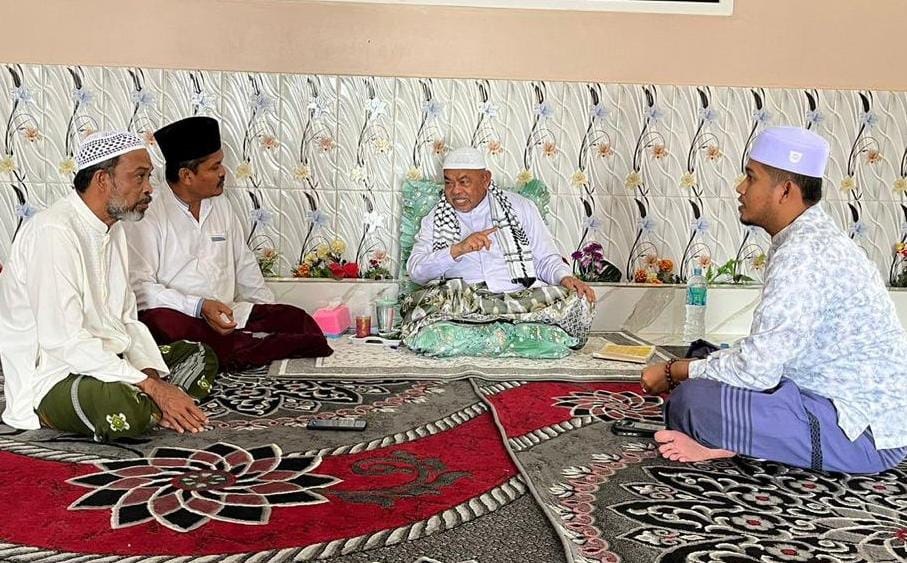 Pimpinan Dayah Bustanul Huda Julok, Tgk H Muhammad Ali atau Abu Paya Pasi (2 kanan) bersama Tgk H Zainuddin atau Abah Zain Sarah Teubee (kiri) dan beberapa ulama muda lainnya berdiskusi di Komplek Dayah Bustanul Huda Julok, Aceh Timur, Sabtu (17/8). Waspada/Ist.