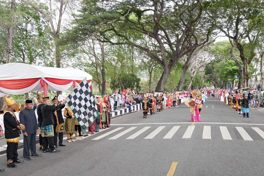 Masyarakat Antusias Saksikan Pawai Karnaval Budaya HUT Ke-79 Kemerdekaan RI Masyarakat Antusias Saksikan Pawai Karnaval Budaya HUT Ke-79 Kemerdekaan RI
