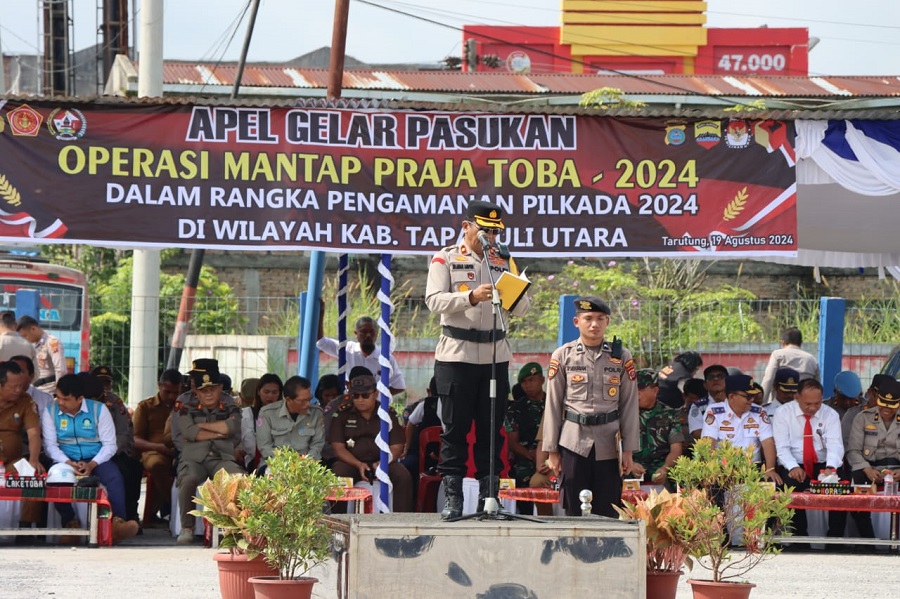 Wakapolres Taput, Kompol SP Anak Ampun, SH memimpin Apel Gelar Pasukan Operasi Mantap Praja (OMP) 2024 di Terminal Madya Tarutung, Senin (19/8). Waspada/ist