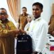 Sekda Yusrizal memberikan pelatihan kit kepada perwakilan peserta Pelatihan Peningkatan dan Pemahaman Sertifikasi Halal dan BPOM Bagi Pelaku UMKM Angkatan Kedua. Waspada/Seh Muhammad Amin
