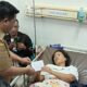 BUPATI Samosir saat temui masyarakat usai melaksanakan program operasi gratis. Waspada/Valen.