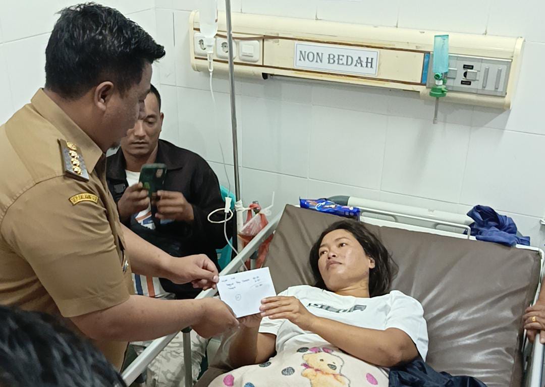 BUPATI Samosir saat temui masyarakat usai melaksanakan program operasi gratis. Waspada/Valen.