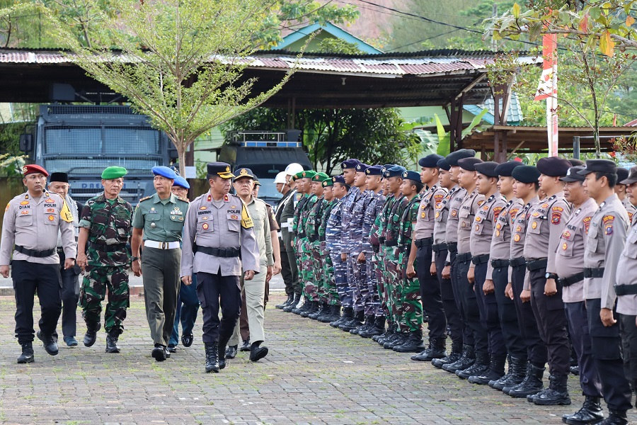 Wakapolres Tapteng Kompol Soedarjanto saat periksa pasukan saat Apel Gelar Operasi Mantap Praja Toba dalam rangka Pengamanan Pilkada Serentak Tahun 2024, di Lapangan Apel Mapolres setempat, Senin (19/8). Waspada/ist