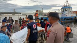 Proses evakuasi jenazah seorang laki-laki tanpa identitas di Pelabuhan Umum Krueng Gekueh, Kecamatan Dewantara, Kabupaten Aceh Utara, Senin (19/8). Waspada/ist