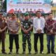 Wakapolres Kompol Ahmad Wahyudi (tujuh kiri) pose bersama peserta apel gelar pasukan usai mewakili Kapolres AKBP Yogen Heroes Baruno memimpin apel gelar pasukan Operasi Kewilayahan Mantap Praja Toba 2024 di lapangan Brimob, Kompi 2 Yon B, Jl. Ahmad Yani, Senin (19/8).(Waspada-Ist).